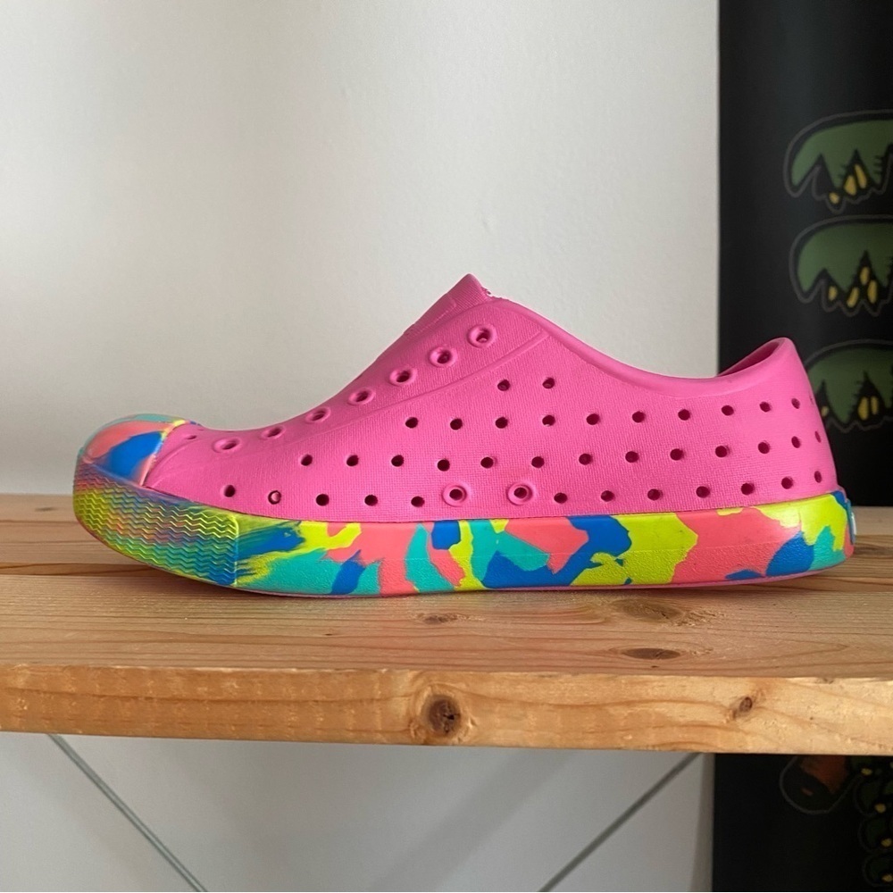 Native Shock Pink Marbled Jefferson Waterproof Shoes 3 - Picture 5 of 13